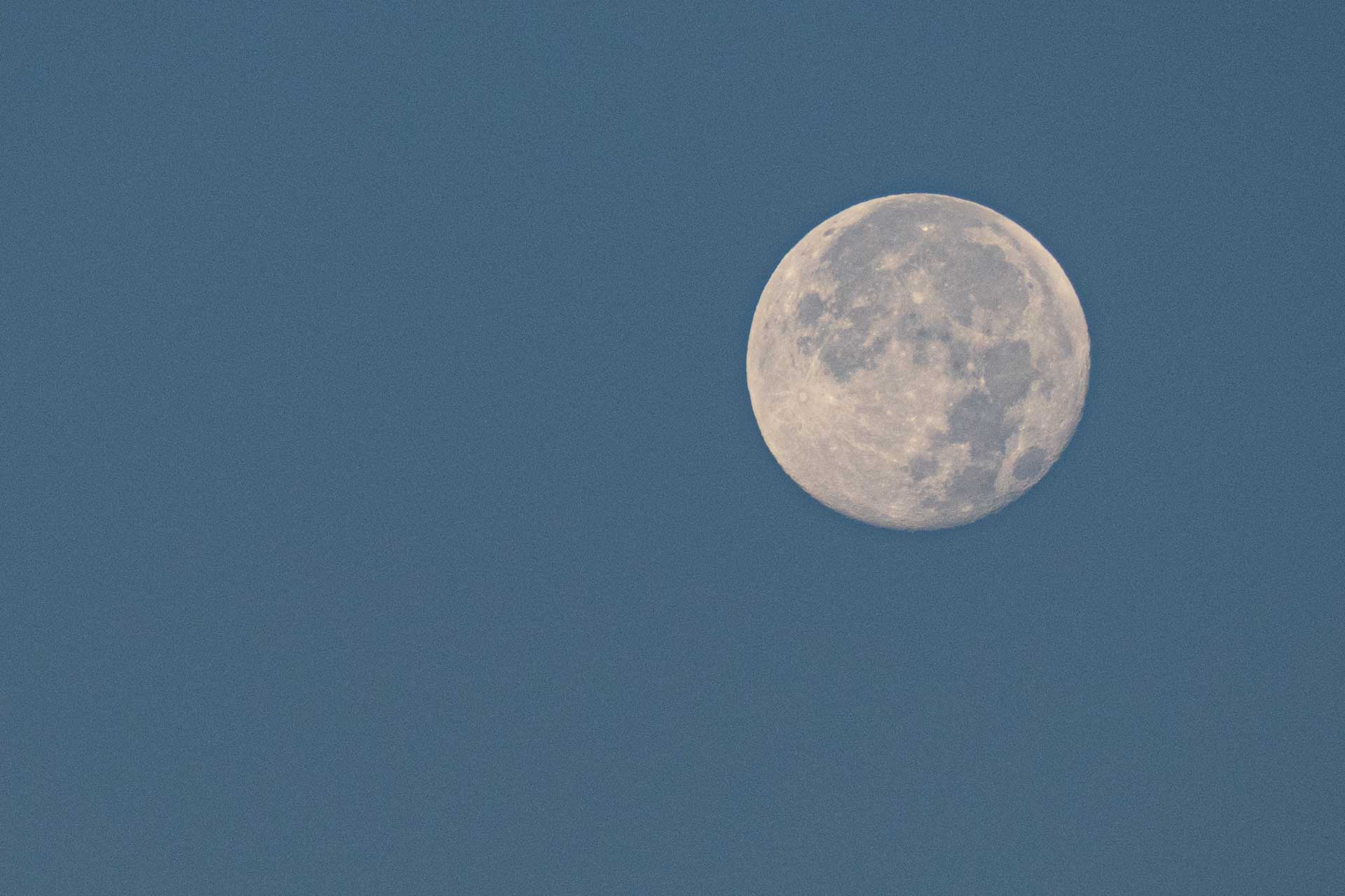 Der Himmel als Spiegel: Astrologie liest die Bewegungen über uns und findet darin Bilder für das Leben auf der Erde. Fotografie: Barbara Rainer.